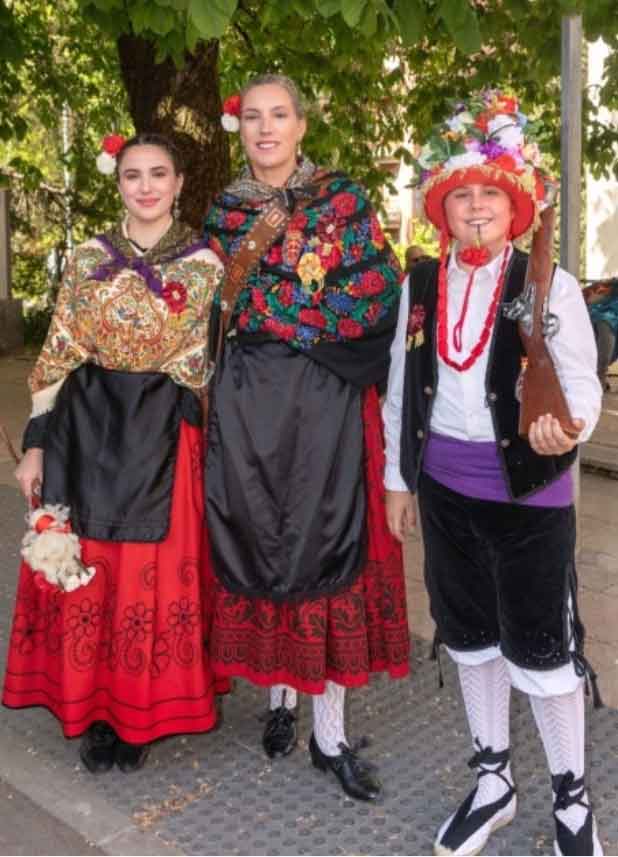Soy Ana Francisca Callau, actual abanderada de la Escuadra. Para mí  el Primer Viernes de Mayo  es un “día de Fiesta con mayúsculas”.